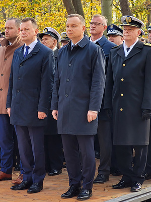 Dzisiaj, z udziałem Prezydenta RP Andrzeja Dudy, odbyły się uroczystości pogrzebowe Obrońców Westerplatte. Szczątki dziewięciu obrońców Westerplatte oraz ich dowódcy majora Henryka Sucharskiego spoczęły na nowym cmentarzu Żołnierzy Wojska Polskiego na Westerplatte.