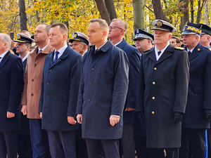 Dzisiaj, z udziałem Prezydenta RP Andrzeja Dudy, odbyły się uroczystości pogrzebowe Obrońców Westerplatte. Szczątki dziewięciu obrońców Westerplatte oraz ich dowódcy majora Henryka Sucharskiego spoczęły na nowym cmentarzu Żołnierzy Wojska Polskiego na Westerplatte.