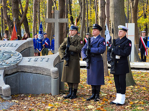 Dzisiaj, z udziałem Prezydenta RP Andrzeja Dudy, odbyły się uroczystości pogrzebowe Obrońców Westerplatte. Szczątki dziewięciu obrońców Westerplatte oraz ich dowódcy majora Henryka Sucharskiego spoczęły na nowym cmentarzu Żołnierzy Wojska Polskiego na Westerplatte.