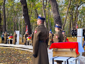 Dzisiaj, z udziałem Prezydenta RP Andrzeja Dudy, odbyły się uroczystości pogrzebowe Obrońców Westerplatte. Szczątki dziewięciu obrońców Westerplatte oraz ich dowódcy majora Henryka Sucharskiego spoczęły na nowym cmentarzu Żołnierzy Wojska Polskiego na Westerplatte.