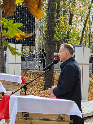 Dzisiaj, z udziałem Prezydenta RP Andrzeja Dudy, odbyły się uroczystości pogrzebowe Obrońców Westerplatte. Szczątki dziewięciu obrońców Westerplatte oraz ich dowódcy majora Henryka Sucharskiego spoczęły na nowym cmentarzu Żołnierzy Wojska Polskiego na Westerplatte.