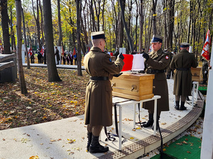 Dzisiaj, z udziałem Prezydenta RP Andrzeja Dudy, odbyły się uroczystości pogrzebowe Obrońców Westerplatte. Szczątki dziewięciu obrońców Westerplatte oraz ich dowódcy majora Henryka Sucharskiego spoczęły na nowym cmentarzu Żołnierzy Wojska Polskiego na Westerplatte.