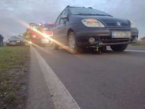 policjanci pracowali na miejscu potrącenia chłopca na hulajnodze