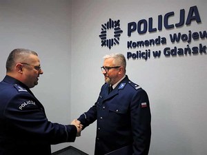 Komendant Wojewódzki Policji w Gdańsku nadinsp. Andrzej Łapiński wręczył rozkaz personalny o powierzeniu obowiązków na stanowisku Zastępcy Naczelnika Wydziału Techniki Operacyjnej KWP w Gdańsku.  Jednocześnie zwolnił ze stanowiska dotychczasowego zastępcę.