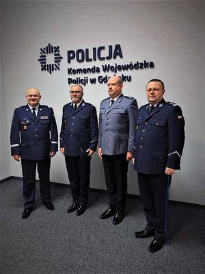 Komendant Wojewódzki Policji w Gdańsku nadinsp. Andrzej Łapiński wręczył rozkaz personalny o powierzeniu obowiązków na stanowisku Zastępcy Naczelnika Wydziału Techniki Operacyjnej KWP w Gdańsku.  Jednocześnie zwolnił ze stanowiska dotychczasowego zastępcę.