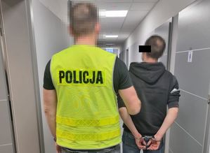 policjant z zatrzymanym mężczyzną