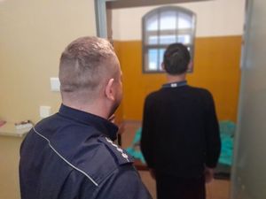 policjant z zatrzymanym włamywaczem