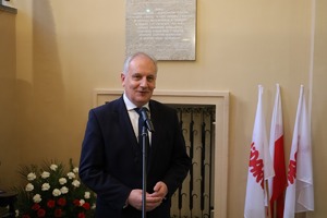 W holu głównym Pomorskiego Urzędu Wojewódzkiego w Gdańsku odsłonięto dziś tablicę upamiętniającą dziesięciodniowy strajk pracowników oświaty, służby zdrowia i kultury z 1980 roku. W uroczystym spotkaniu udział wziął Komendant Wojewódzki Policji w Gdańsku.