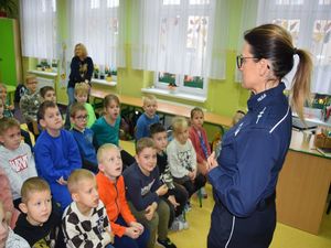 policjantka prowadzi zajęcia z dziećmi