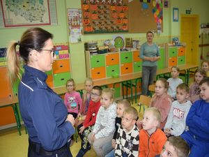 policjantka prowadząca zajęcia z dziećmi