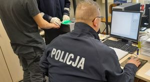 policjanci z zatrzymanym 17-latkiem