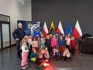 policjant stojący z dziećmi