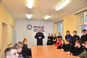 policjant prowadzi zajęcia z młodzieżą