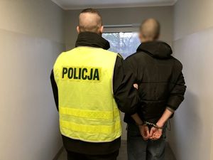 policjant prowadzi zatrzymanego