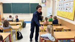 policjantka prowadzi zajęcia z dziećmi