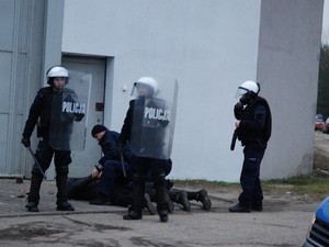 policjanci biorący udział w ćwiczeniach