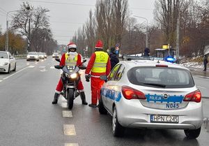 radiowóz policyjny biorący udział  w zabezpieczeniu parady