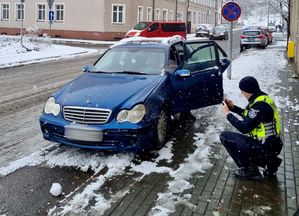 policjanci pracują na miejscu kolizji drogowych