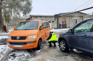 policjanci pracują na miejscu kolizji drogowych