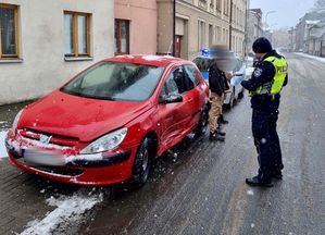 policjanci pracują na miejscu kolizji drogowych