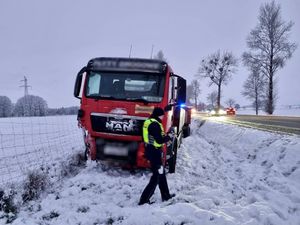 policjanci pracują na miejscu kolizji drogowych