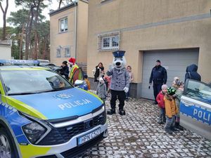 dzieci z wizytą w jednostce Policji