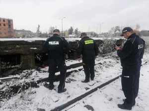 policjanci prowadzą działania ze strażnikami miejskimi pod kątem osób zagrożonych bezdomnością