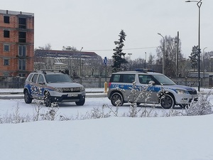 policjanci prowadzą działania ze strażnikami miejskimi pod kątem osób zagrożonych bezdomnością