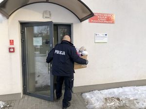 policjanci otrzymali maskotki od dzieci ze SP nr 9 w Słupsku