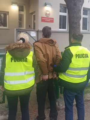 policjanci z zatrzymanym mężczyzną