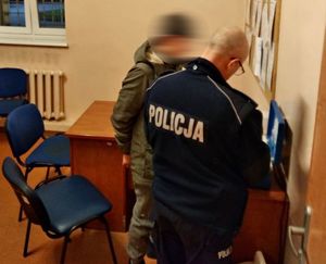 policjanci z zatrzymanym mężczyzną