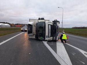 zdjęcia ze zdarzeń drogowych, w których pracowali policjanci drogówki