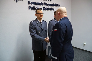 Na zdjęciu Komendant Wojewódzki Policji w Gdańsku nadinsp. Andrzej Łapiński żegna odchodzącego na emeryturę I Zastępcę Komendanta Miejskiego Policji w Sopocie i jednocześnie powierzył obowiązki na tym stanowisku.