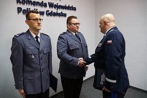 Na zdjęciu Komendant Wojewódzki Policji w Gdańsku nadinsp. Andrzej Łapiński żegna odchodzącego na emeryturę I Zastępcę Komendanta Miejskiego Policji w Sopocie i jednocześnie powierzył obowiązki na tym stanowisku.