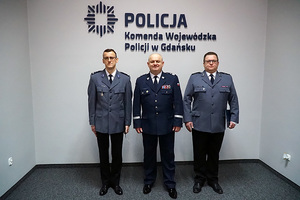 Na zdjęciu Komendant Wojewódzki Policji w Gdańsku nadinsp. Andrzej Łapiński żegna odchodzącego na emeryturę I Zastępcę Komendanta Miejskiego Policji w Sopocie i jednocześnie powierzył obowiązki na tym stanowisku.