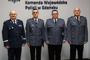 Na zdjęciu Komendant Wojewódzki Policji w Gdańsku nadinsp. Andrzej Łapiński żegna odchodzącego na emeryturę I Zastępcę Komendanta Miejskiego Policji w Sopocie i jednocześnie powierzył obowiązki na tym stanowisku.