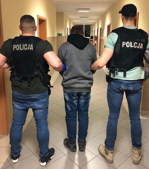 policjanci z zatrzymanym mężczyzną