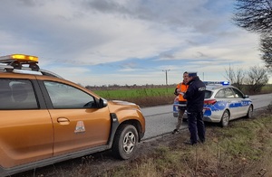 policjanci z przedstawicielem zarządcy drogi w komisji badającej miejsce śmiertelnego wypadku