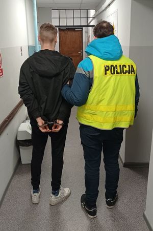 policjant z zatrzymanym mężczyzną