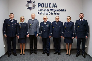 Komendant Wojewódzki Policji w Gdańsku nadinsp. Andrzej Łapiński wręcza rozkazy personalne o mianowaniu na stanowisko - zdjęcie grupowe