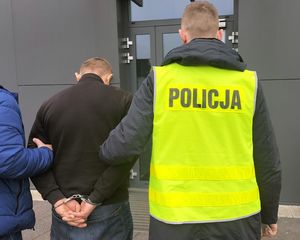 policjanci z zatrzymanymi