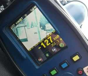 zdjęcie miernika prędkości po interwencji w stosunku do kierowcy, który jechał 127 km/h w terenie zabudowanym