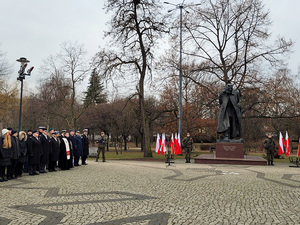 Z okazji 160. rocznicy Powstania Styczniowego. Wiązanki kwiatów złożono przy Pomniku Marszałka Józefa Piłsudskiego w Gdańsku.