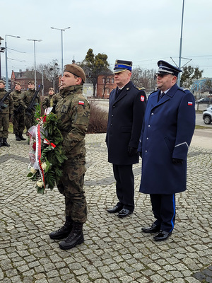 Z okazji 160. rocznicy Powstania Styczniowego. Wiązanki kwiatów złożono przy Pomniku Marszałka Józefa Piłsudskiego w Gdańsku.