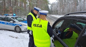 policjanci drogówki w trakcie akcji profilaktycznej