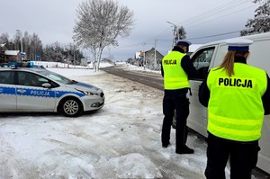 policjanci drogówki w trakcie akcji profilaktycznej