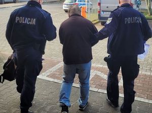 policjanci z zatrzymanym