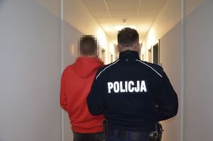 policjanci z zatrzymanymi