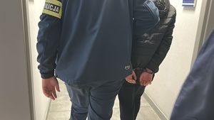 policjanci z zatrzymanymi