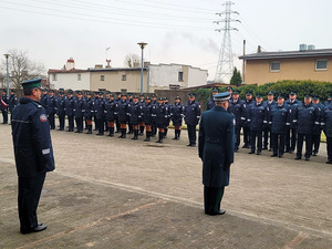 Komendant Wojewódzki Policji w Gdańsku nadinsp. Andrzej Łapiński uczestniczył w  uroczystym apelu z okazji mianowania Naczelnika Pomorskiego Urzędu Celno-Skarbowego w Gdyni insp. Macieja Siniarskiego na stopień nadinspektor w korpusie generałów w Służbie Celno-Skarbowej.